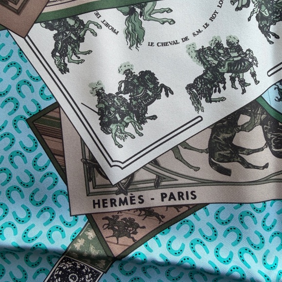 Hermès Silk Scarf with Equestrian Horse Shoe Print 90cm with Box! - Picture 4 of 8